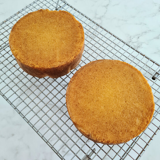 idea_how-to-make-a-coronation-cake_step4a.jpg?sw=554&q=85