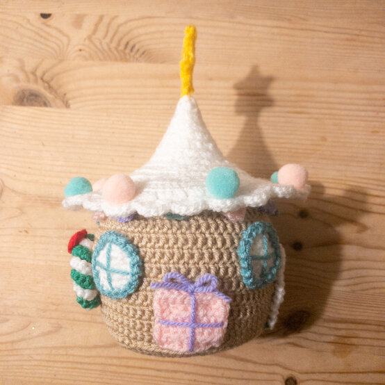 gingerbreadhouse-_house_3_side2_fin.jpg?sw=554&q=85