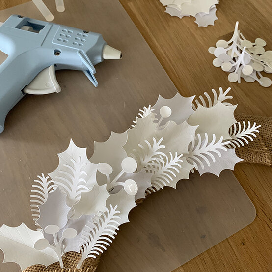 cricut-white-wreath-7a.jpg?sw=554&q=85