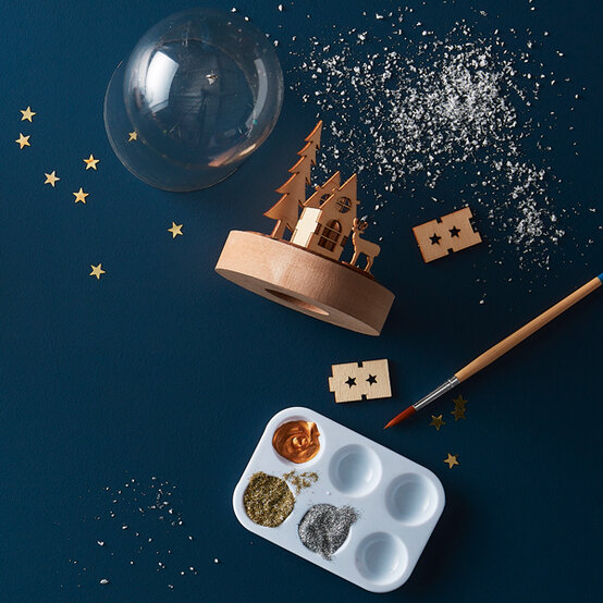 christmas-cloche-decoration-square7.jpg?sw=554&q=85