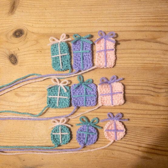 gingerbreadhouse-_presents.jpg?sw=554&q=85