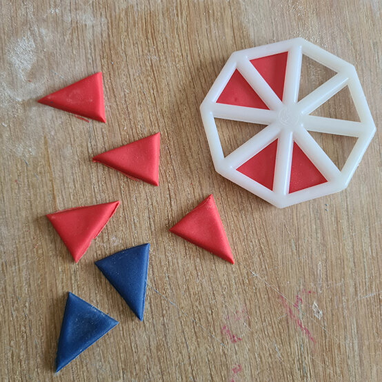 How-to-Make-a-Platinum-Jubilee-Showstopper-Cake_Step15a.jpg?sw=554&q=85