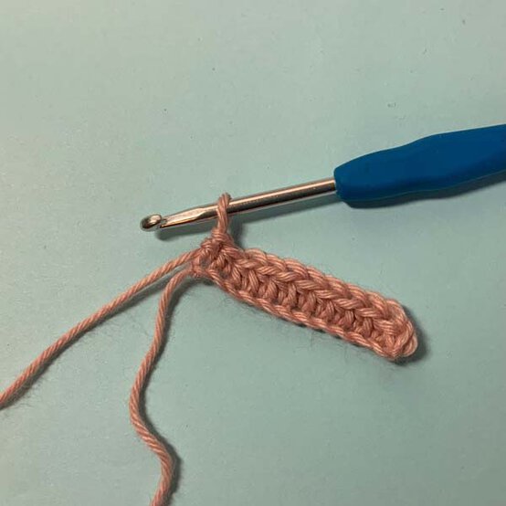 ideas%5Fhow%2Dto%2Dcrochet%2Da%2Dheadband%5Fplain%2Dheadband%5Fstep%2D1a.jpg?sw=554&q=85