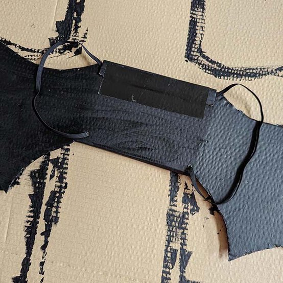 ideas%5Feasy%2Dhalloween%2Dcostumes%2Dfor%2Dkids%5Fbat%2Dwings%2Dstep%2D2d.jpg?sw=554&q=85