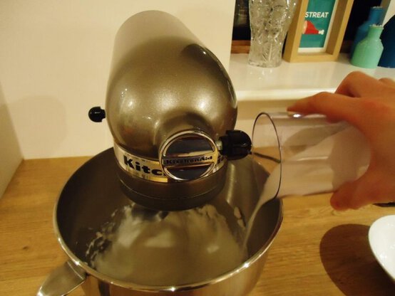 colourful-meringues-3.jpg?sw=554&q=85