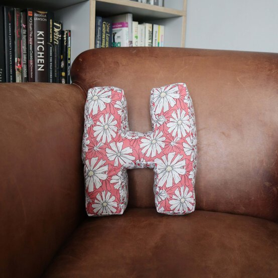 letter-cushion_step8_3.jpg?sw=554&q=85