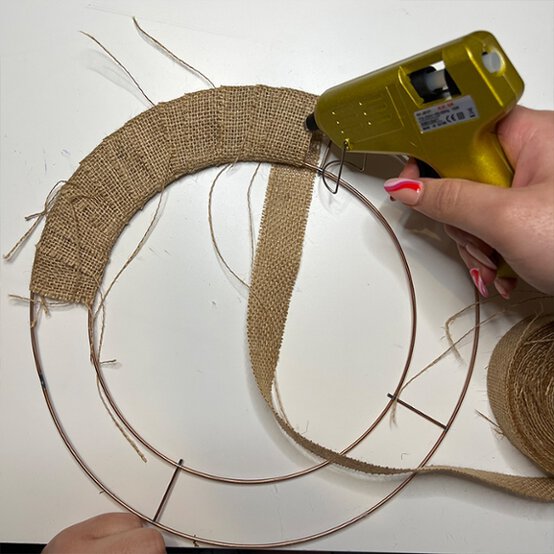 Cricut-How-to-Make-a-Shamrock-Wreath_step9b.jpg?sw=554&q=85