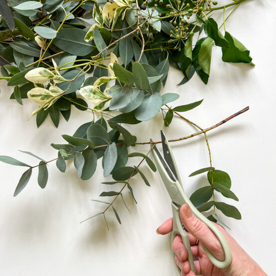 idea%5Fdiy%2Deaster%2Dmantle%2Ddisplay%5Fstep2.jpg?sw=554&q=85