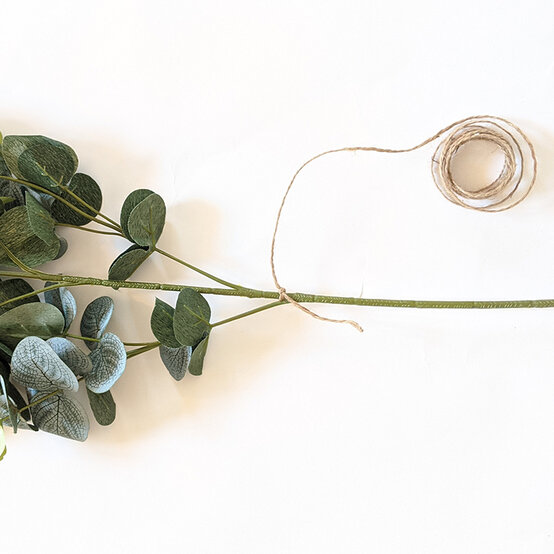 how-to-make-a-garland-for-your-wedding-_step2.jpg?sw=554&q=85