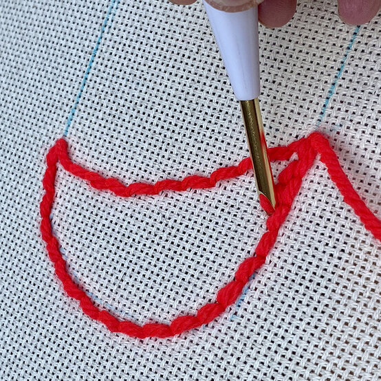 how-to-punch-needle-a-candy-cane-cushion_step_5_filling_section.jpg?sw=554&q=85