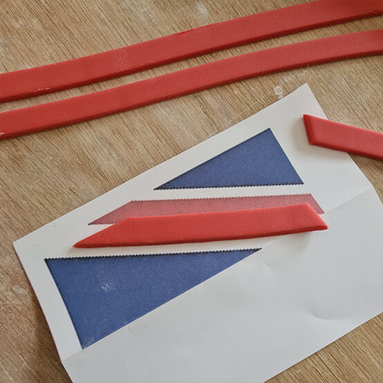 How-to-Make-a-Platinum-Jubilee-Showstopper-Cake_Step18a.jpg?sw=554&q=85