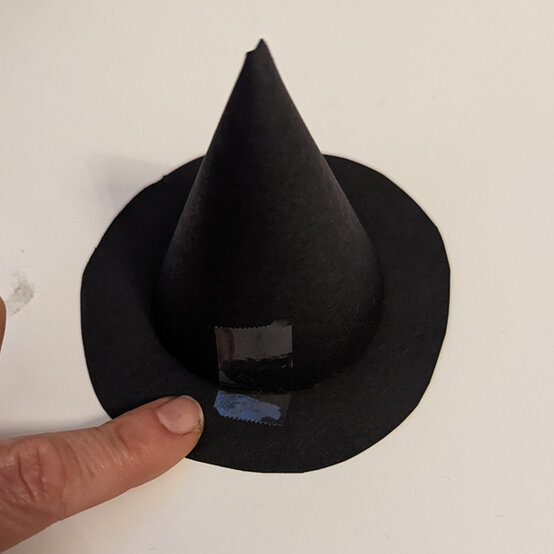 idea_personalised-halloween-balloons-witch_step4d.jpg?sw=554&q=85