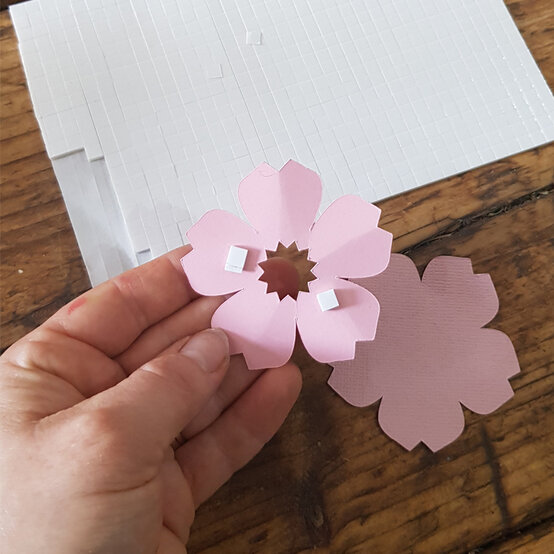 paper-flower-toppers_step6.jpg?sw=554&q=85