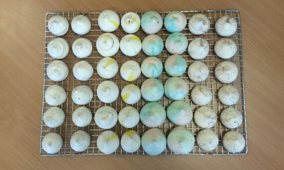 colourful-meringues-8.jpg?sw=554&q=85