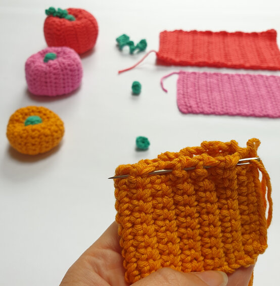 how-to-crochet-an-autumn-wreath-pumpkin-2.jpg?sw=554&q=85