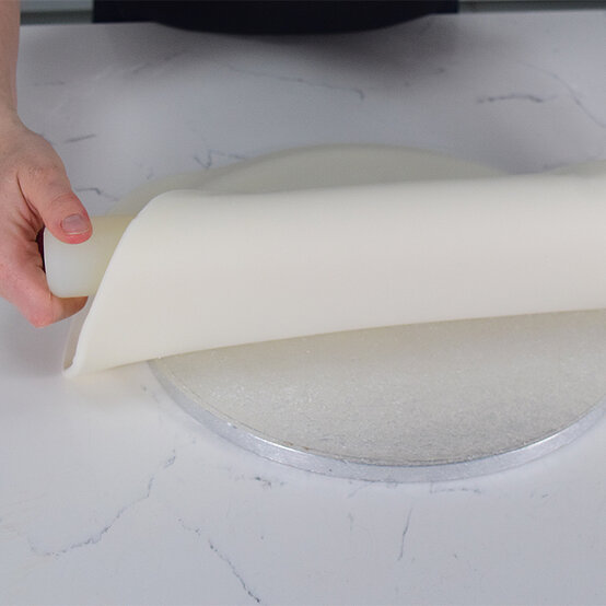 pumpkin-pinata-cake_step2_2.jpg?sw=554&q=85