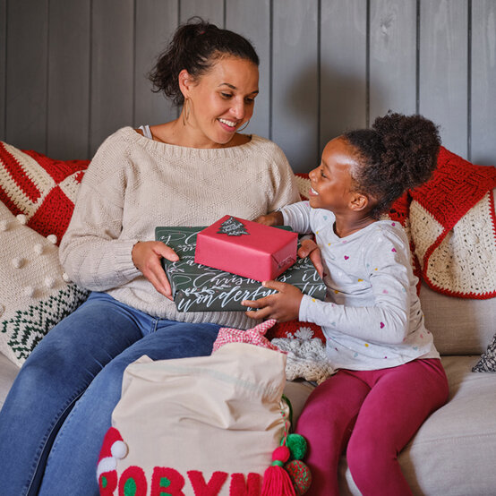 idea_christmas-drawn-giftwrap_step6.jpg?sw=554&q=85