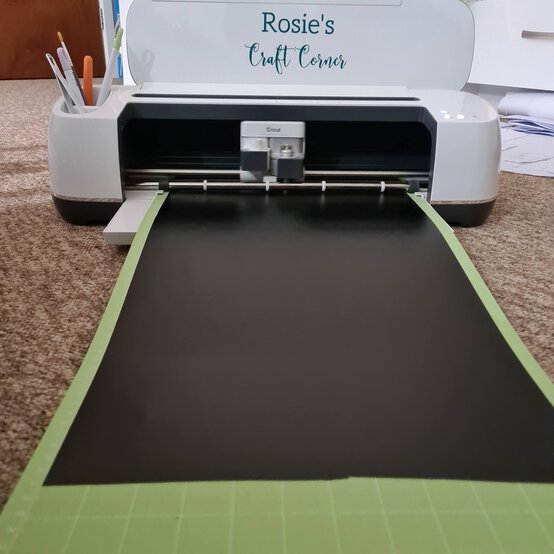 cricut-diy-birthday-guessing-game-step-3.1.jpeg?sw=554&q=85