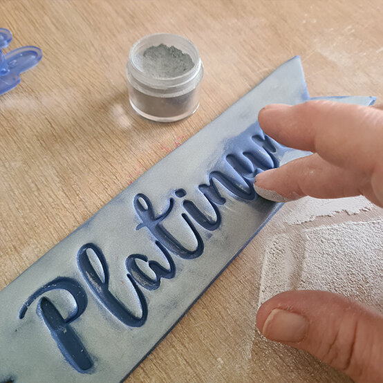 How-to-Make-a-Platinum-Jubilee-Showstopper-Cake_Step12a.jpg?sw=554&q=85