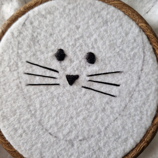 idea%5Fsew%2Deaster%2Ddecorations%2Dfor%2Dall%2Dages%2Dkids%5Fstep2a.jpg?sw=554&q=85