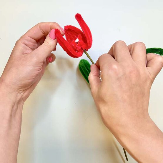 ideas%5Fhow%2Dto%2Dmake%2Dpipe%2Dcleaner%2Dand%2Dfelt%2Dflowers%5Ftulip%5F10.jpg?sw=554&q=85