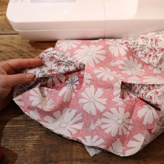 letter-cushion_step6_2.jpg?sw=554&q=85