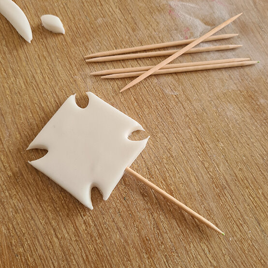 How-to-Make-a-Platinum-Jubilee-Showstopper-Cake_Step4e.jpg?sw=554&q=85