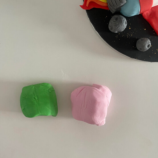 idea_how-to-decorate-a-rocket-cake_step19a.jpg?sw=554&q=85