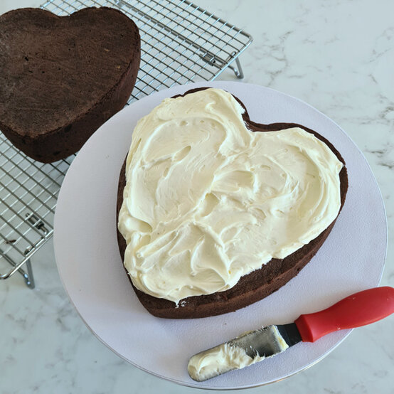 idea%5Fretro%2Dbuttercream%2Dcake%5Fstep%2D27.jpg?sw=554&q=85