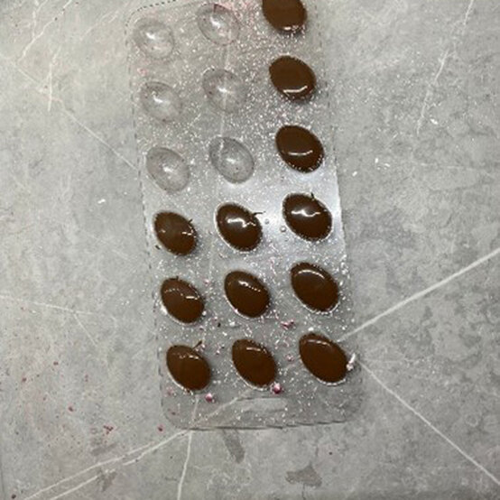 Idea_how-to-make-speckled-chocolate-mini-eggs_step3b.jpg?sw=554&q=85