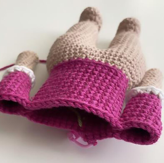 idea_how-to-crochet-amigurumi-mrs-claus_body6.jpg?sw=554&q=85