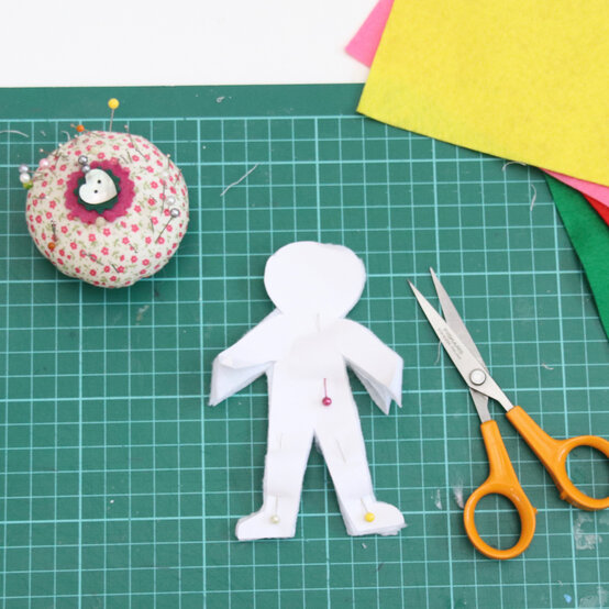 paper_dolls_paper_step_1.jpg?sw=554&q=85
