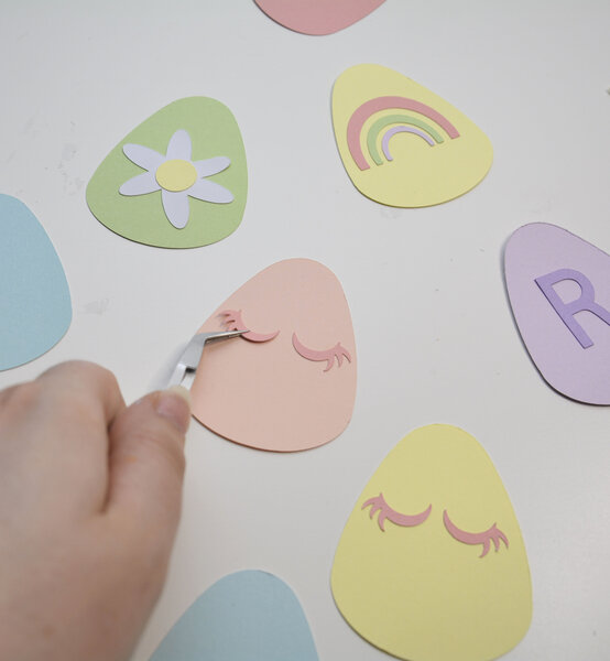 cricut_how_to_make_easter_egg_wall_art_step15_3.jpg?sw=554&q=85