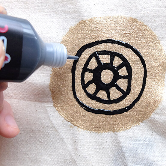 fabric-tote-bags-drawn-step3.jpg?sw=554&q=85