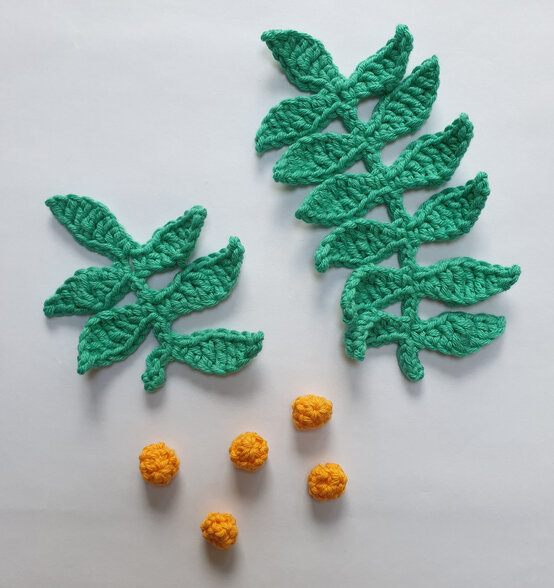 how-to-crochet-an-autumn-wreath-berry-leaves.jpg?sw=554&q=85