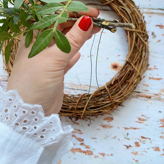 how-to-make-a-spring-wreath-1.jpg?sw=554&q=85