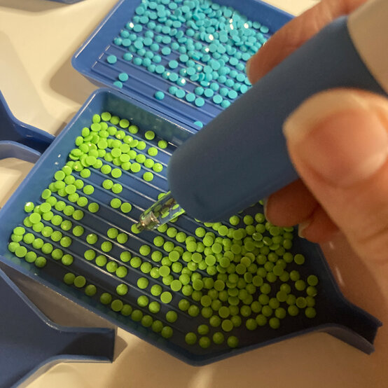 idea_customise-a-phone-case-with-diamond-dotz_step4a.jpg?sw=554&q=85