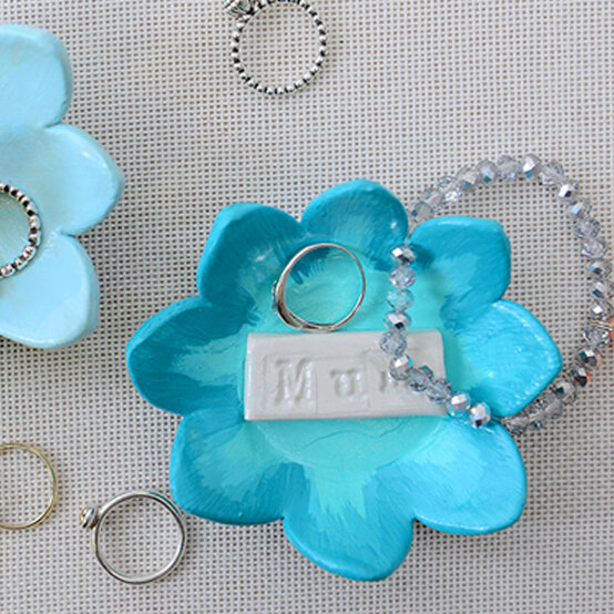 idea_mothers-day-gifts_ring.jpg?sw=554&q=85