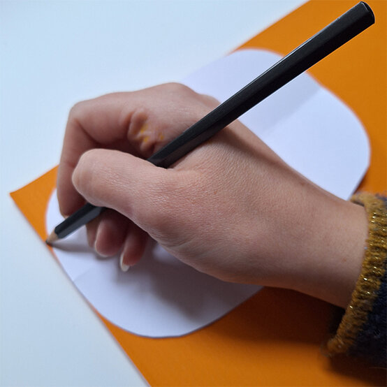 kids%5Fhow%2Dto%2Dmake%2Dcard%2Dsea%2Dcreatures%5Fstep%2D1a.jpg?sw=554&q=85