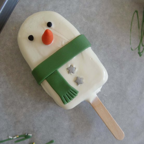 xmas-cake-pops-step-4_3.jpg?sw=554&q=85