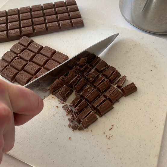 idea_how-to-make-a-chocolate-egg-cheesecake_step1a.jpg?sw=554&q=85