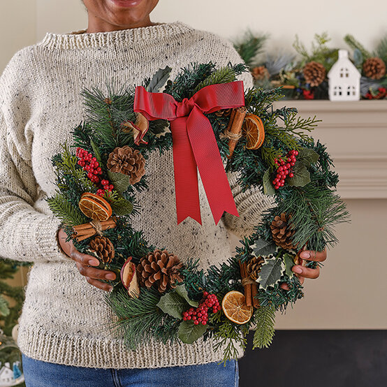 traditional%2Dchristmas%2Dtraditional%2Dartificial%2Dwreath.jpg?sw=554&q=85