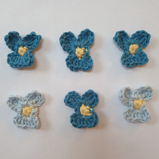 how_to_crochet_a_summer_garden_wreath_forget-me-not.jpg?sw=554&q=85