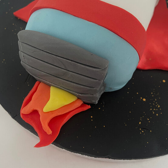 idea_how-to-decorate-a-rocket-cake_step16h.jpg?sw=554&q=85