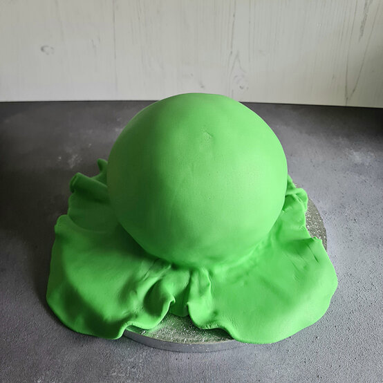 idea_how-to-make-a-frog-cake_step4b.jpg?sw=554&q=85