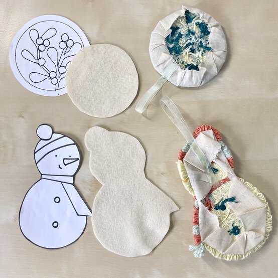 punch_needle_christmas_decorations_snowman_mistletoe_back_8.jpg?sw=554&q=85