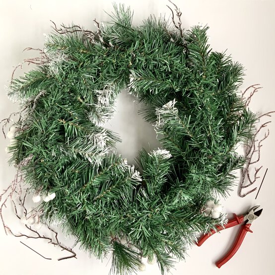 img_christmasfrostedwreathstep5.jpg?sw=554&q=85