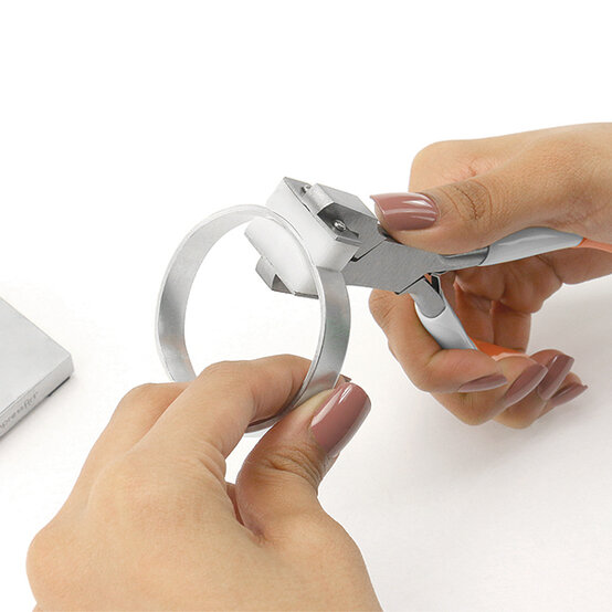 impressart-metal-stamping-cuff-5.jpg?sw=554&q=85