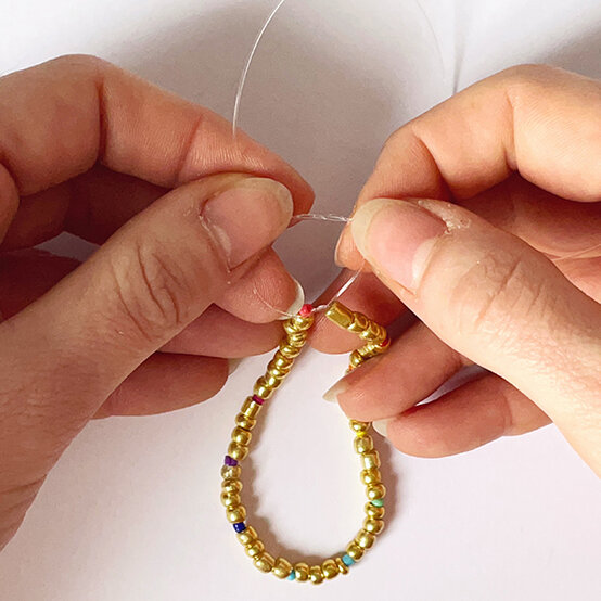 ideas%5Fjewellery%2Dprojects%2Dto%2Dmake%2Dwith%2Dbeads%5Frainbow%2Dbracelet%2D3.JPG?sw=554&q=85