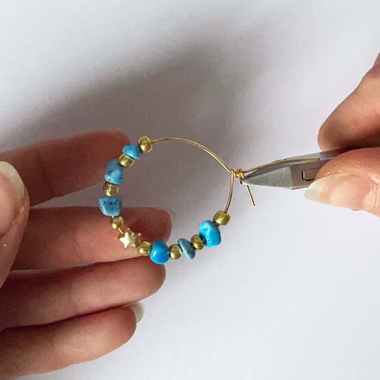 ideas%5Fjewellery%2Dprojects%2Dto%2Dmake%2Dwith%2Dbeads%5Fhoop%2Dearrings%5Fstep%2D1c.jpg?sw=554&q=85